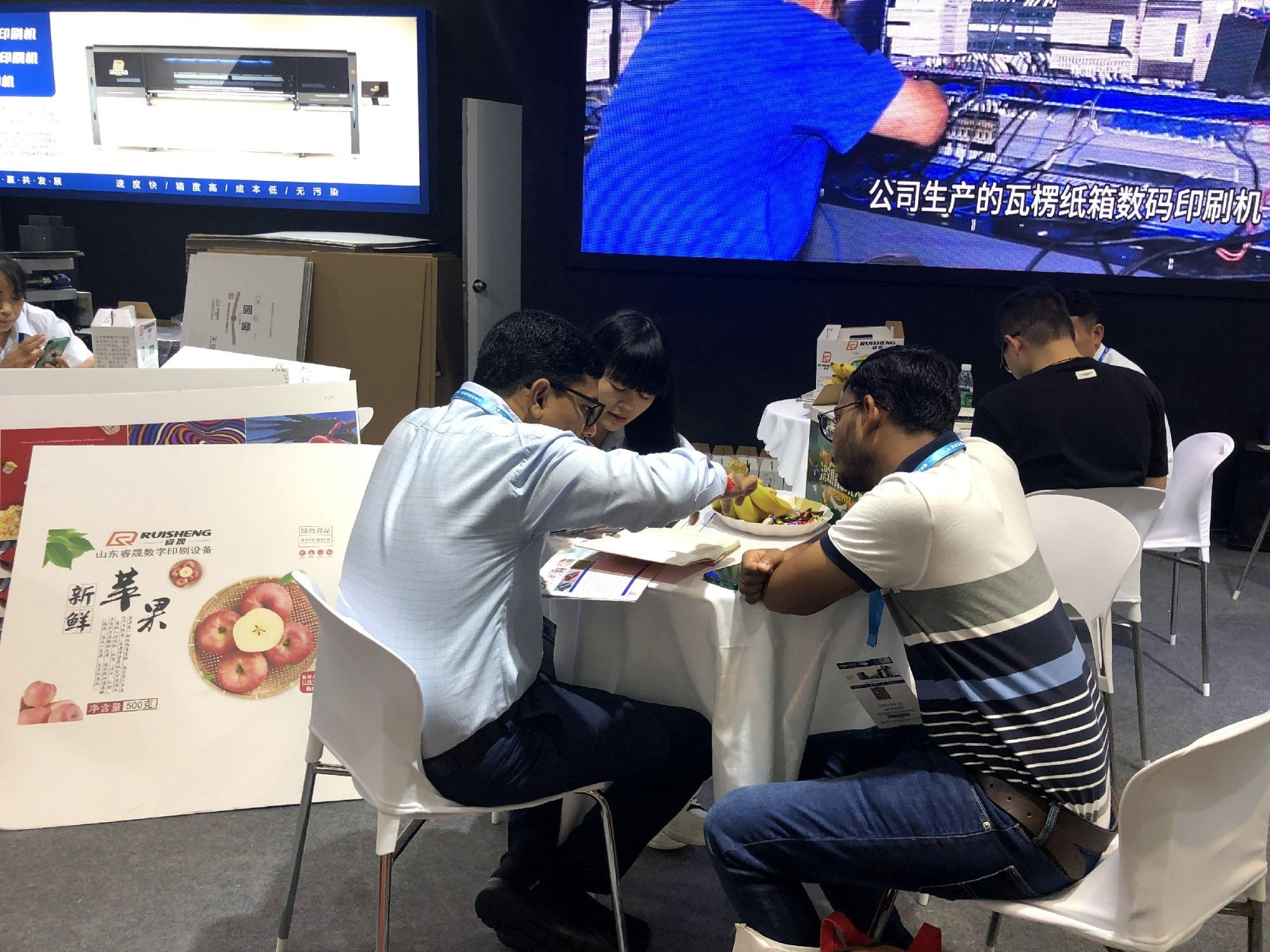 UV平板打印机：艺术与科技融合的印刷利器
